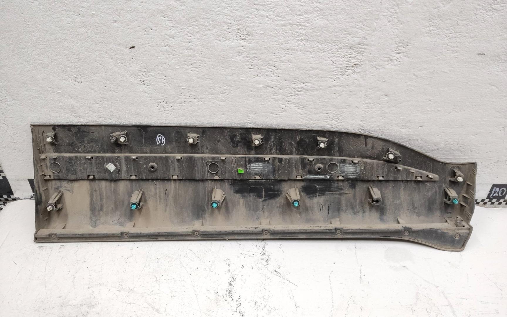 Накладка двери передней левой