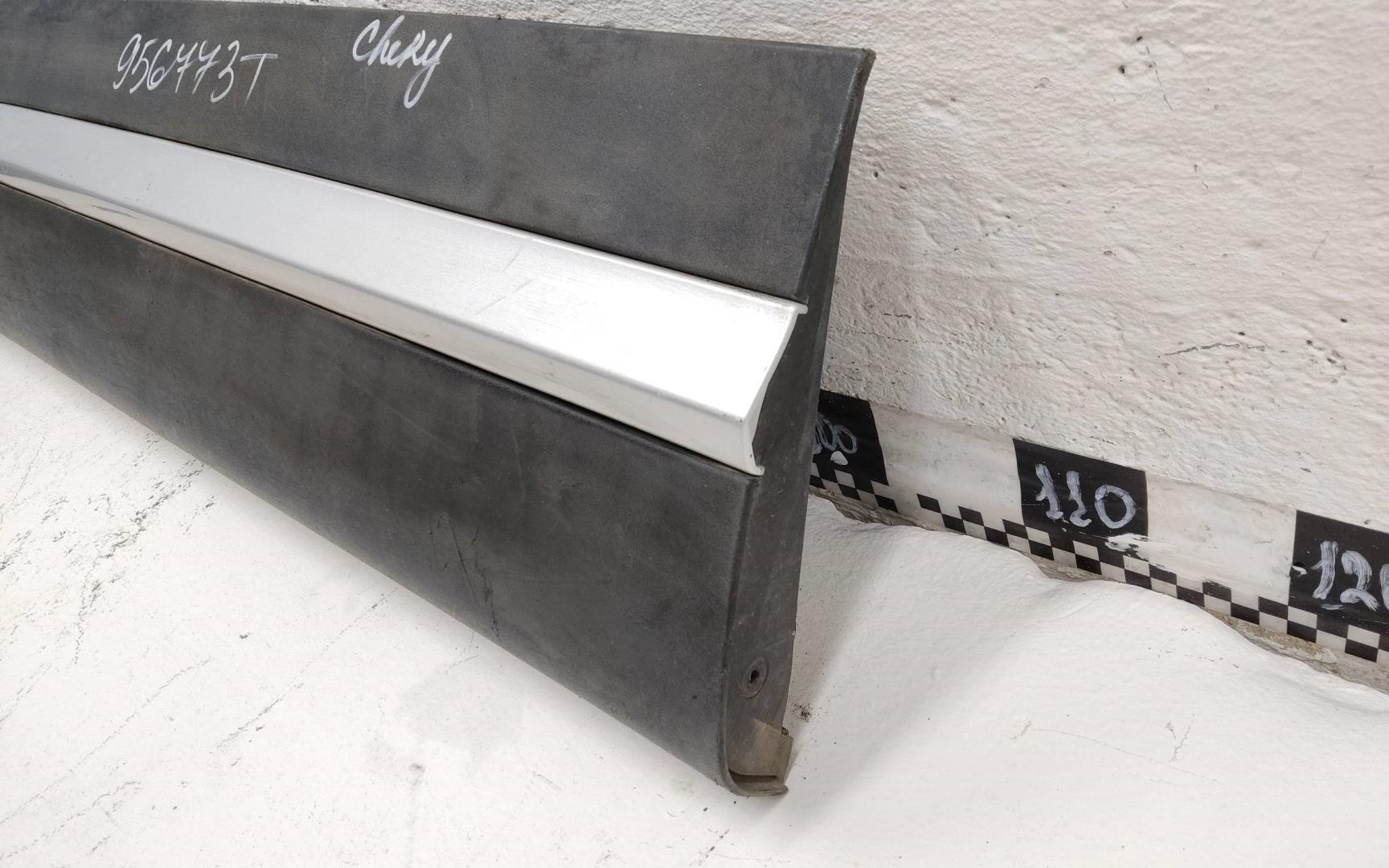 Накладка двери передней левой