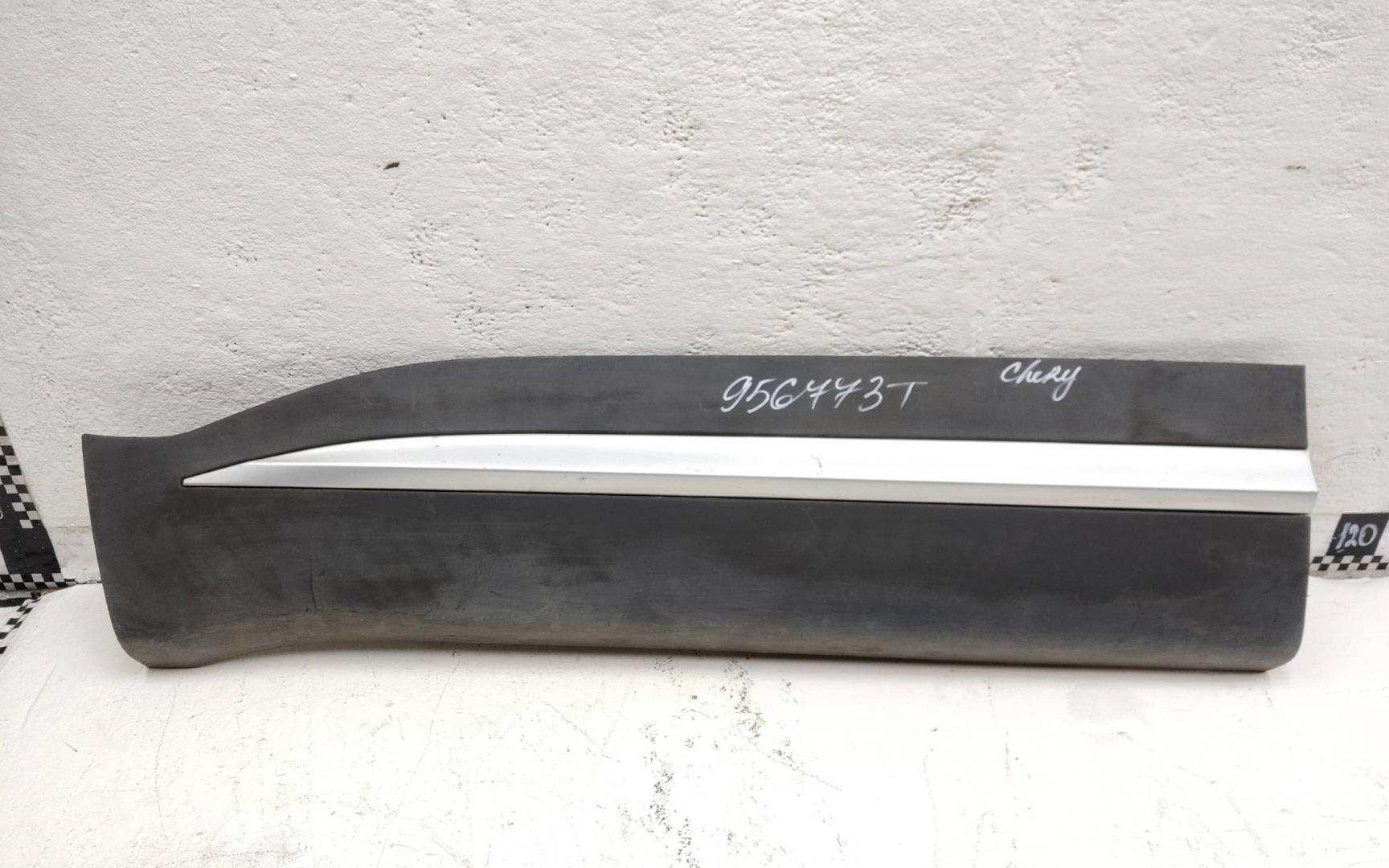 Накладка двери передней левой