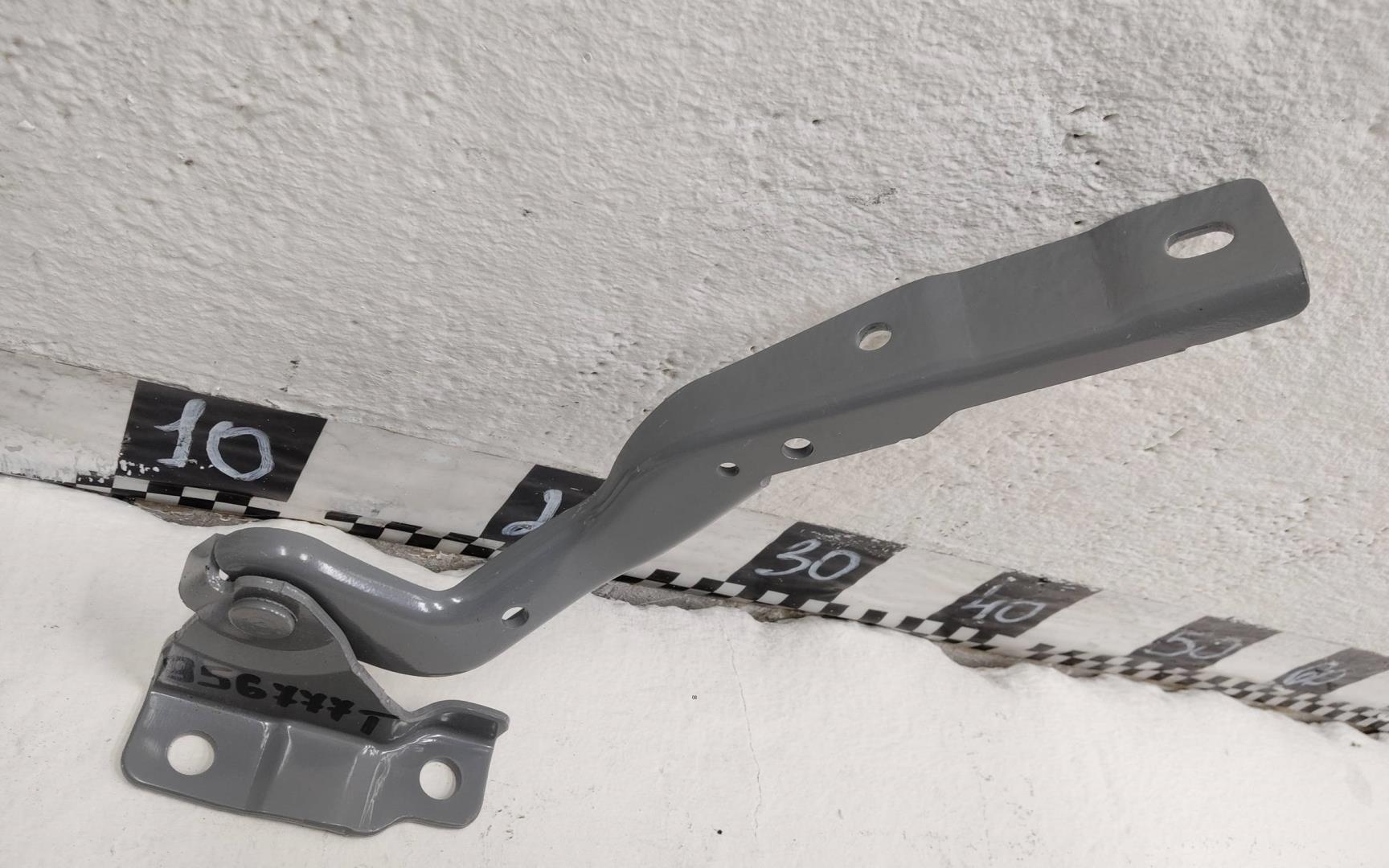 Петля капота правая