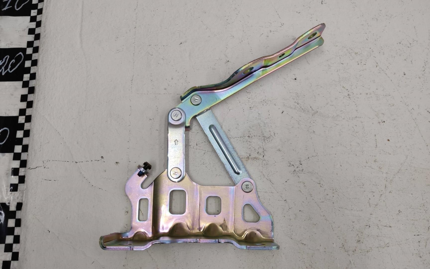 Петля капота левая