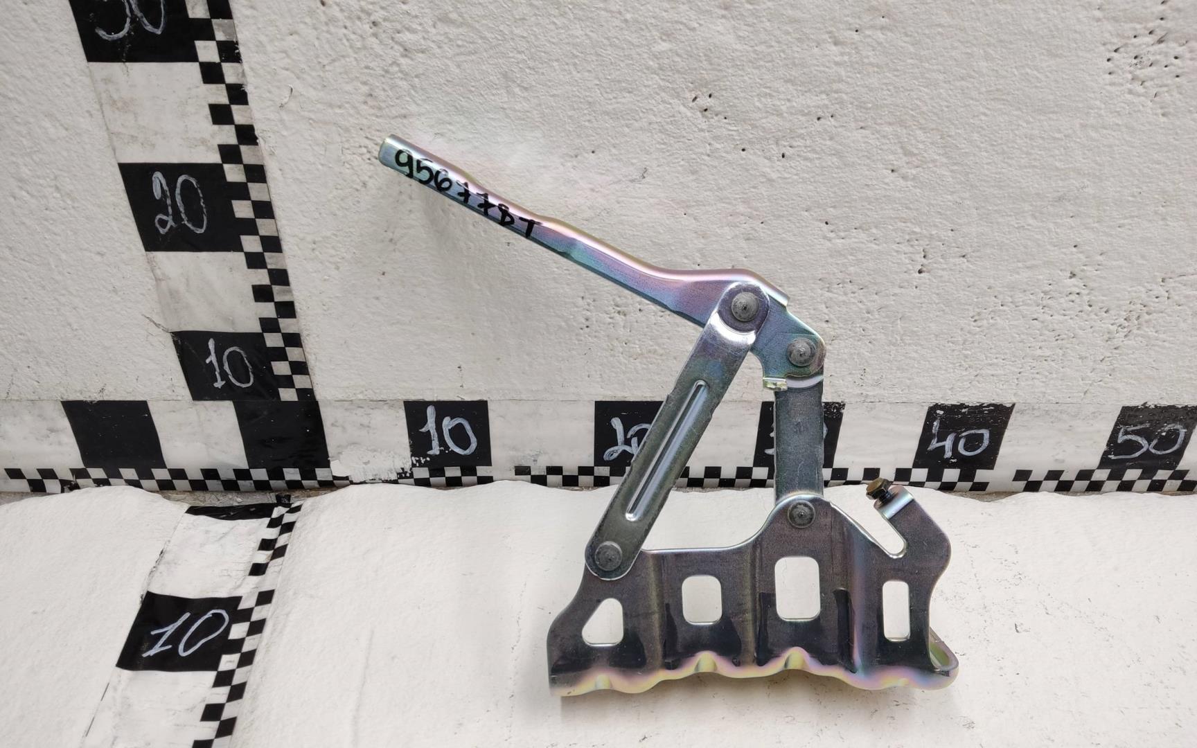 Петля капота левая