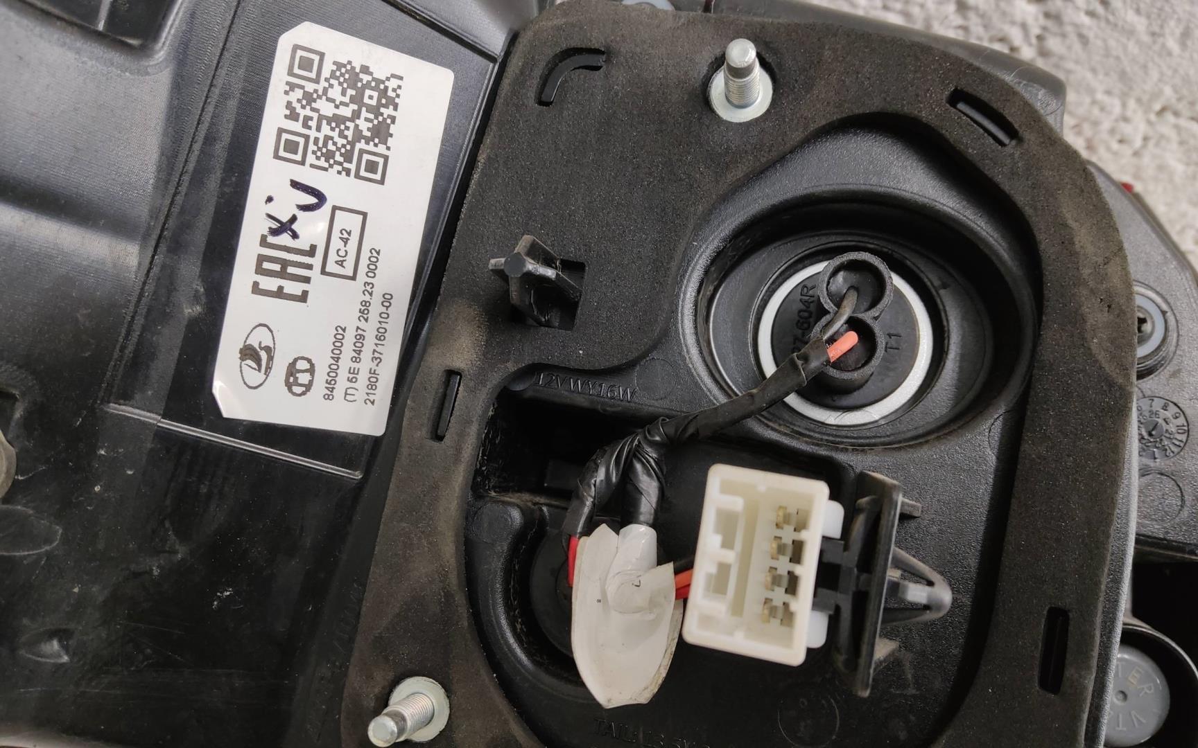 Фонарь задний наружный правый