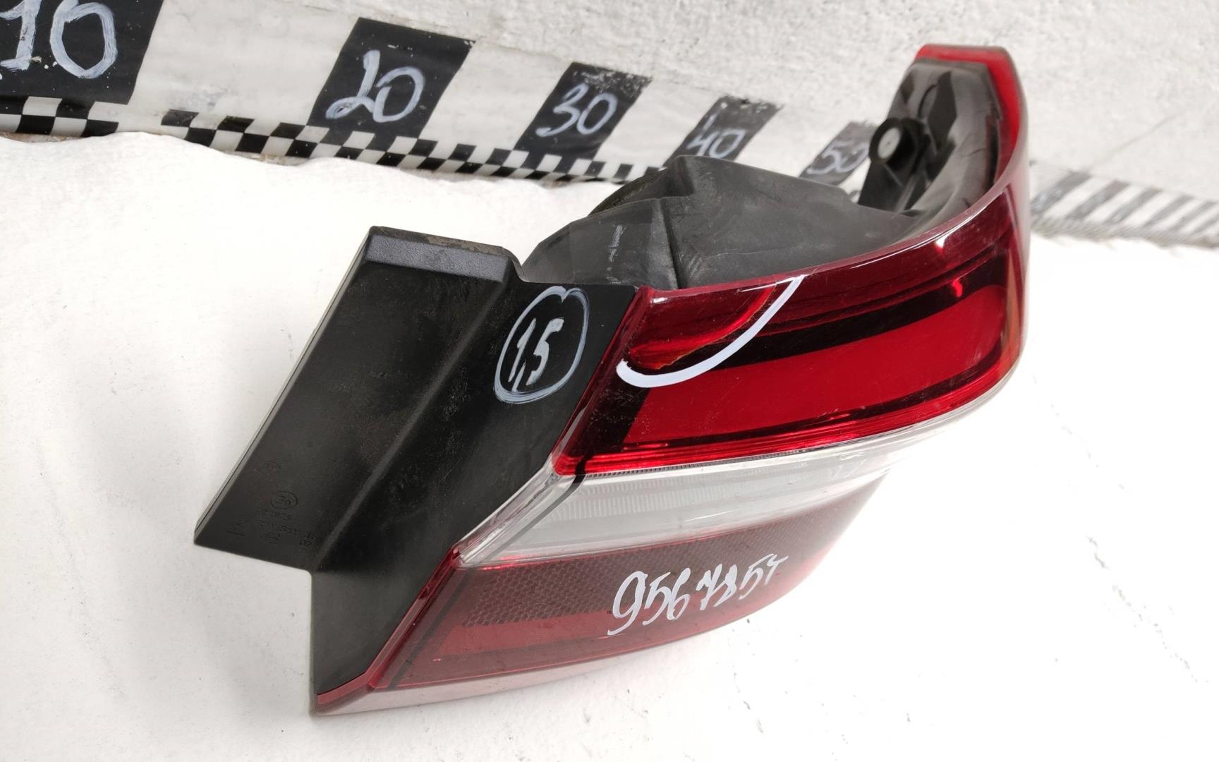 Фонарь задний наружный правый