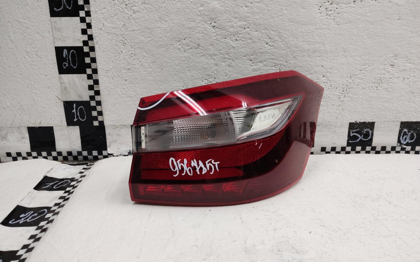 Фонарь задний наружный правый