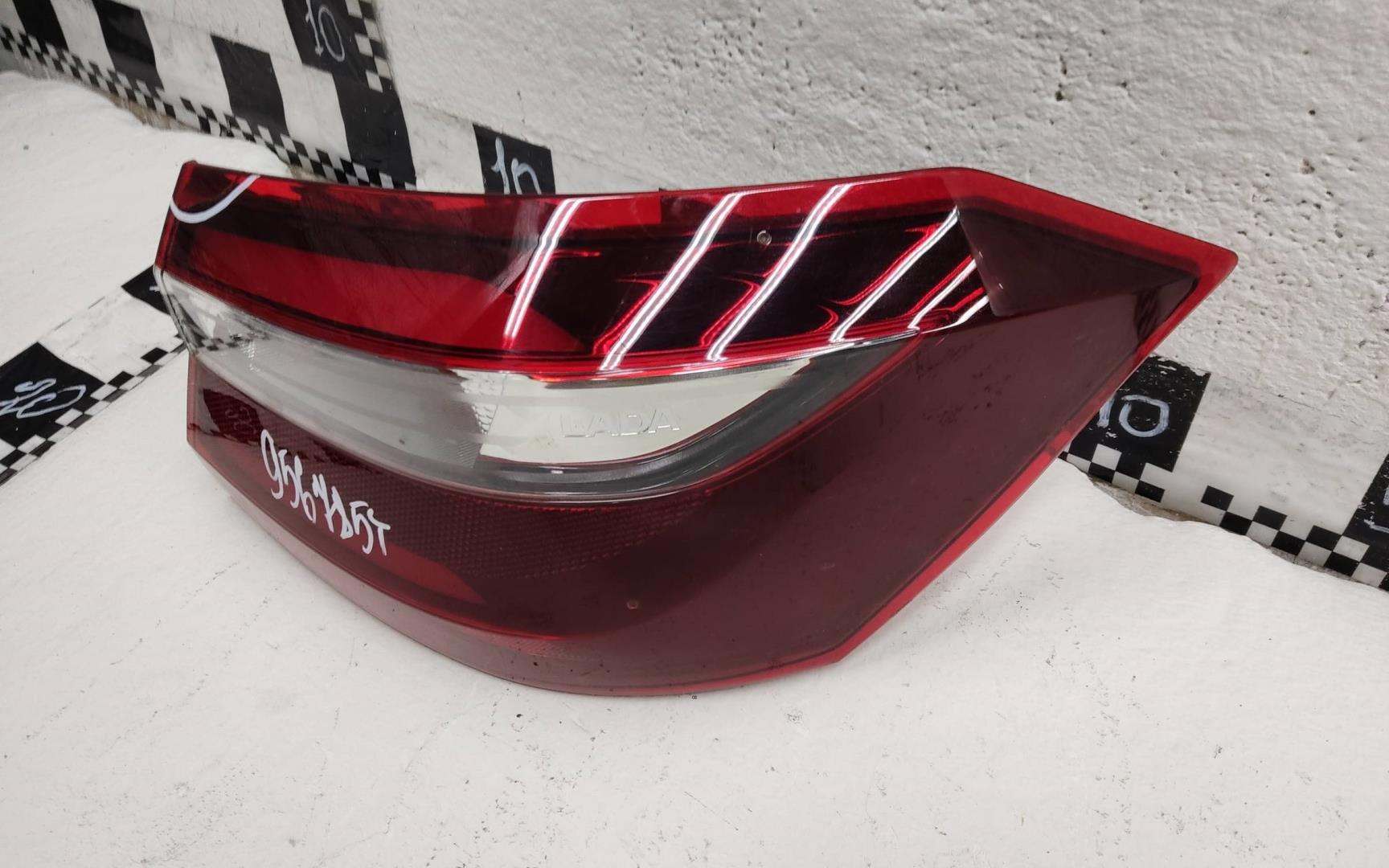 Фонарь задний наружный правый