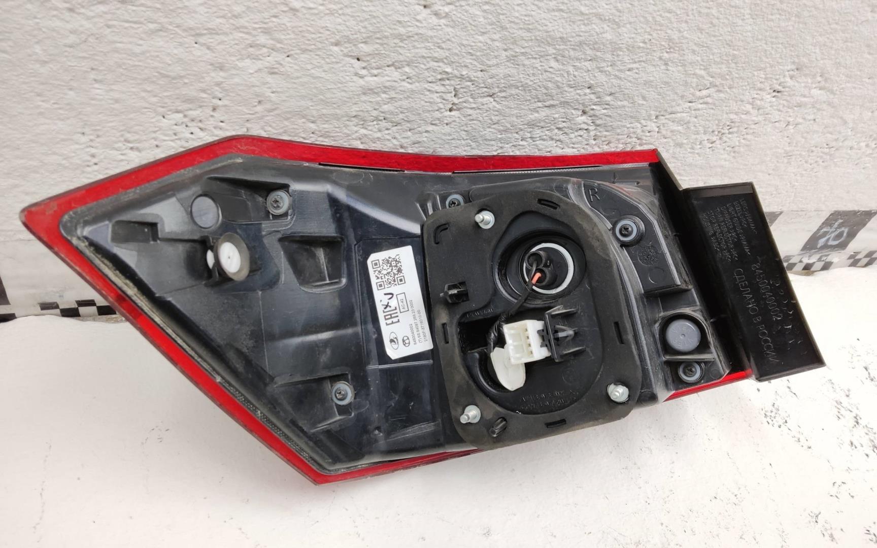 Фонарь задний наружный правый