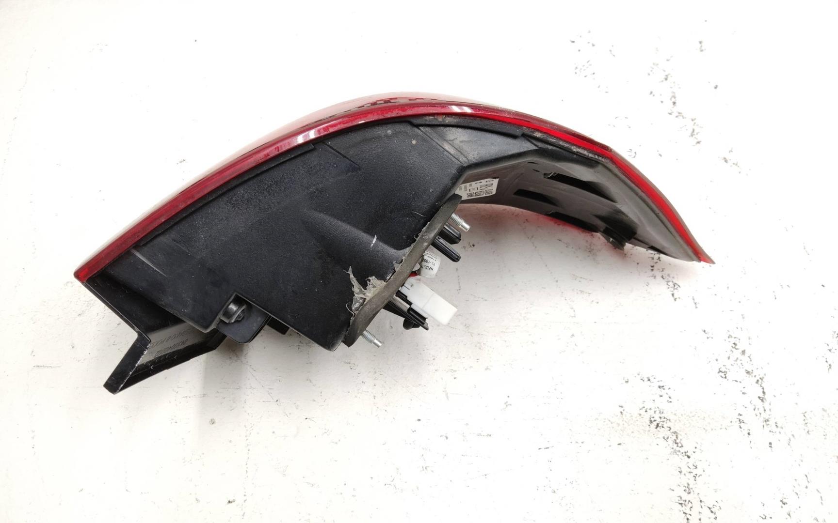 Фонарь задний наружный правый