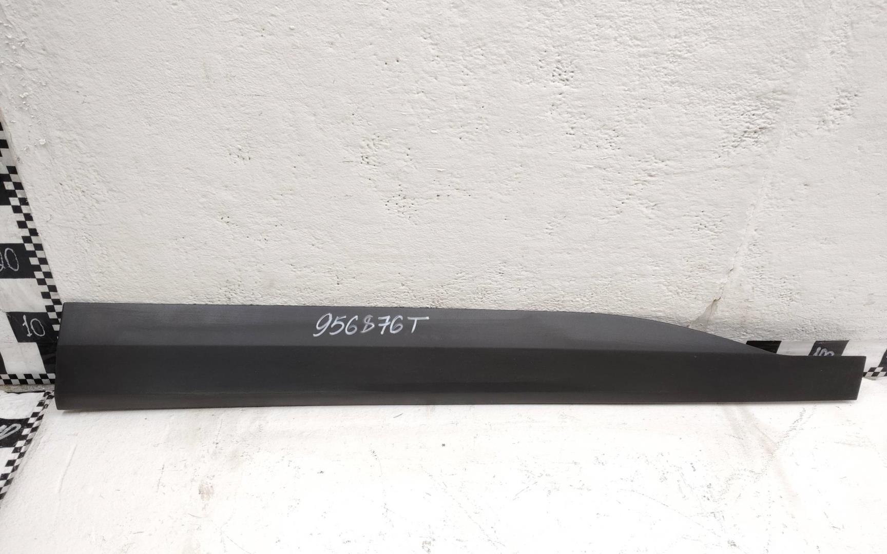 Накладка двери передней правой