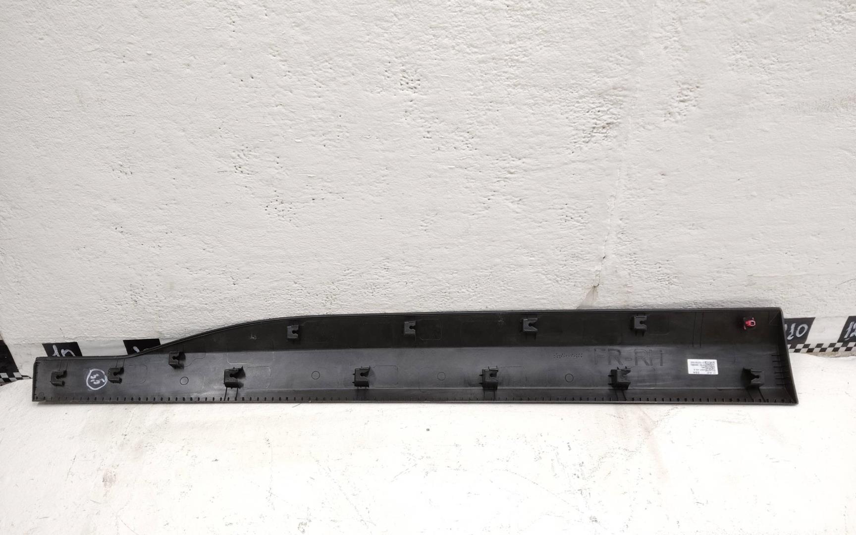 Накладка двери передней правой