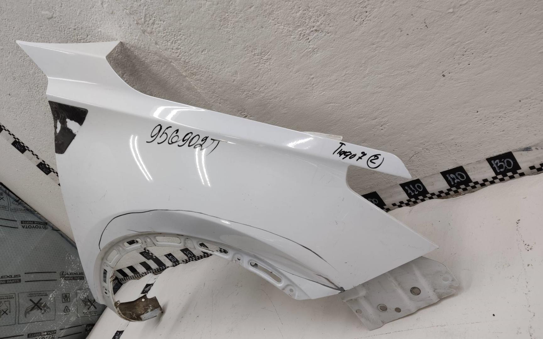 Крыло переднее правое