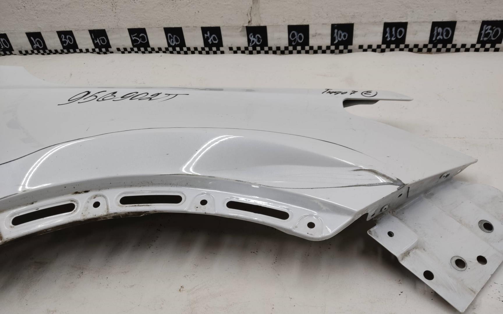 Крыло переднее правое