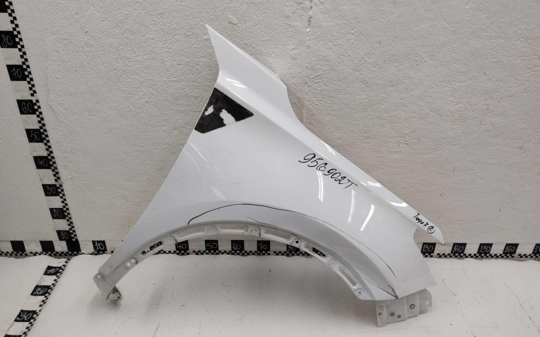 Крыло переднее правое