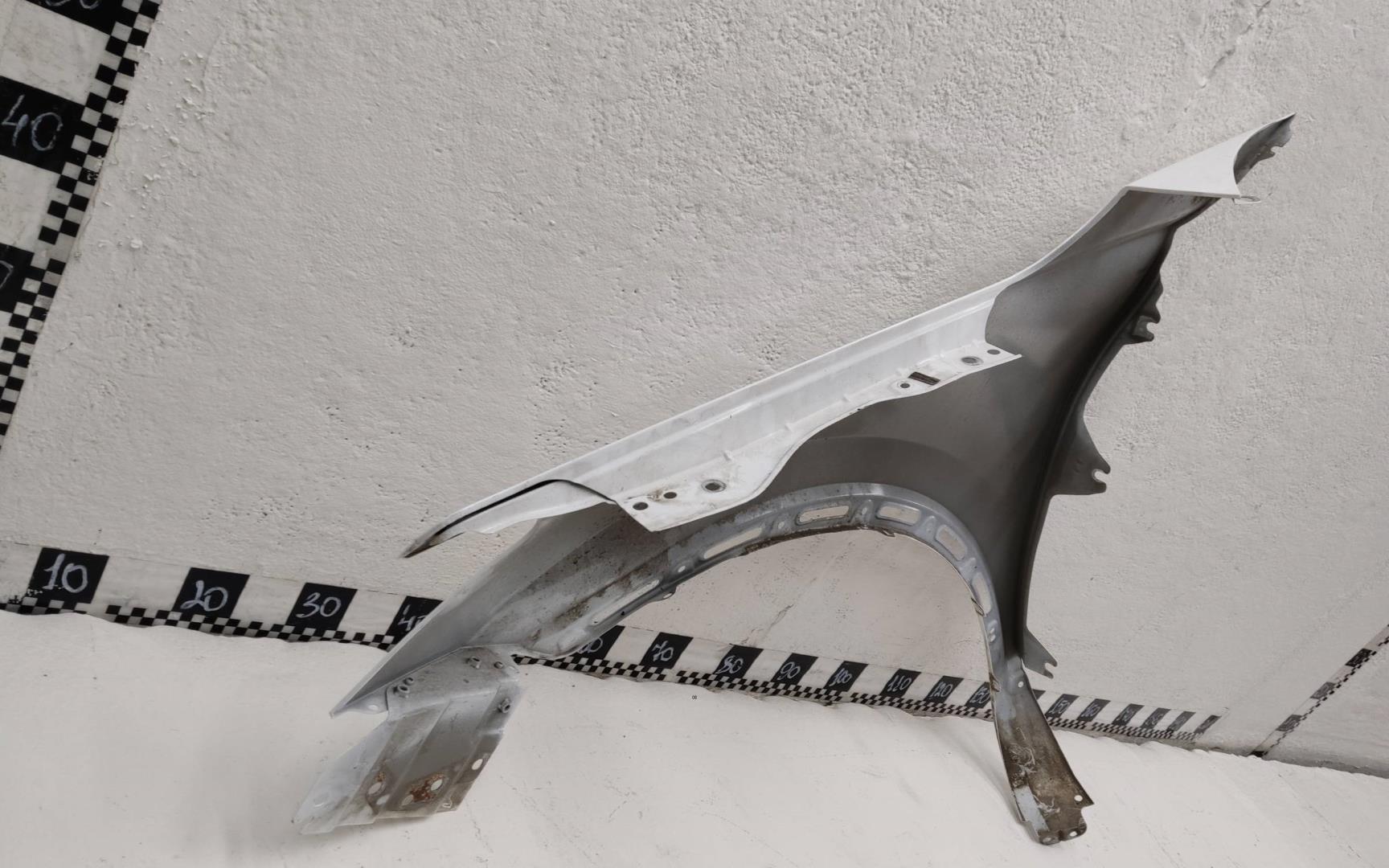 Крыло переднее правое