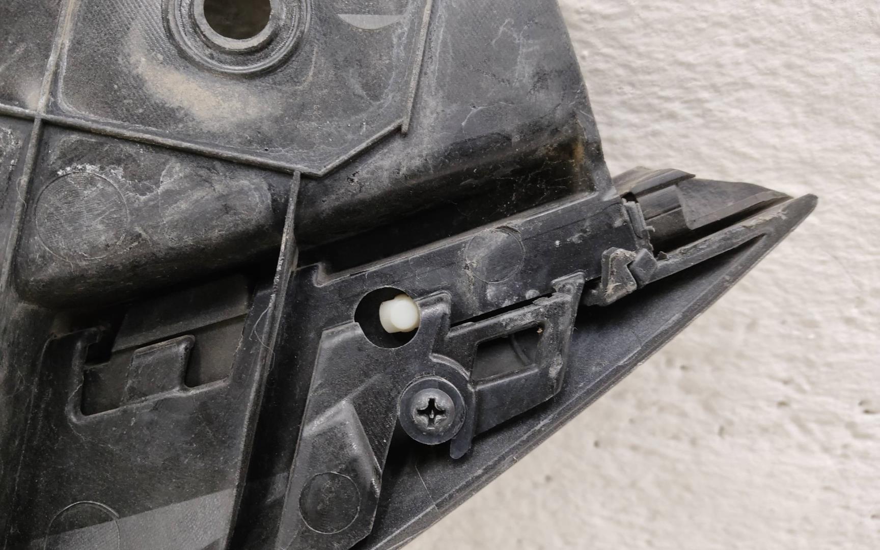 Кожух замка капота