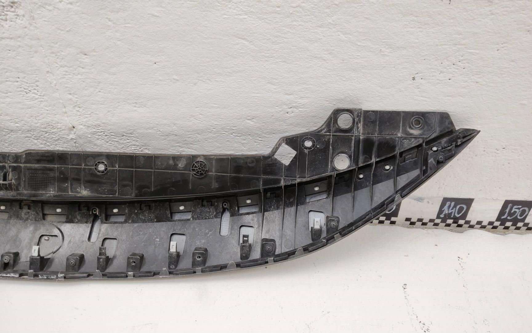 Кожух замка капота