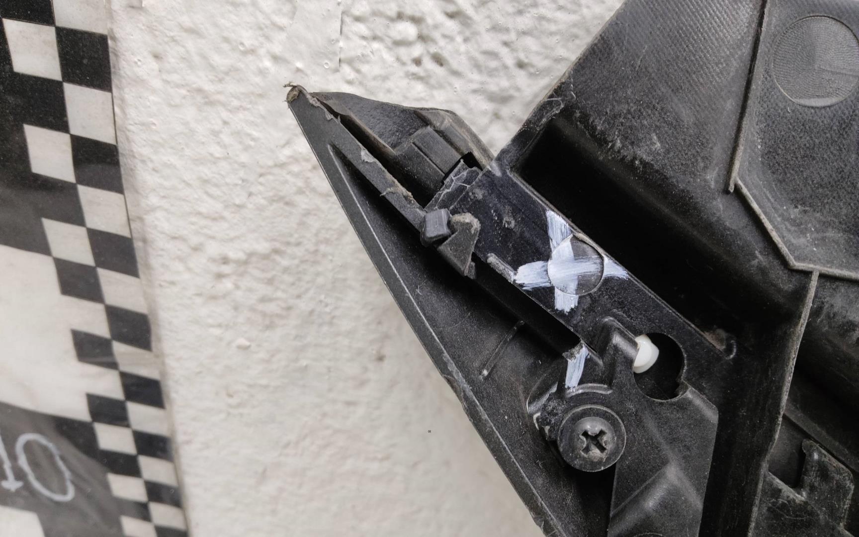 Кожух замка капота