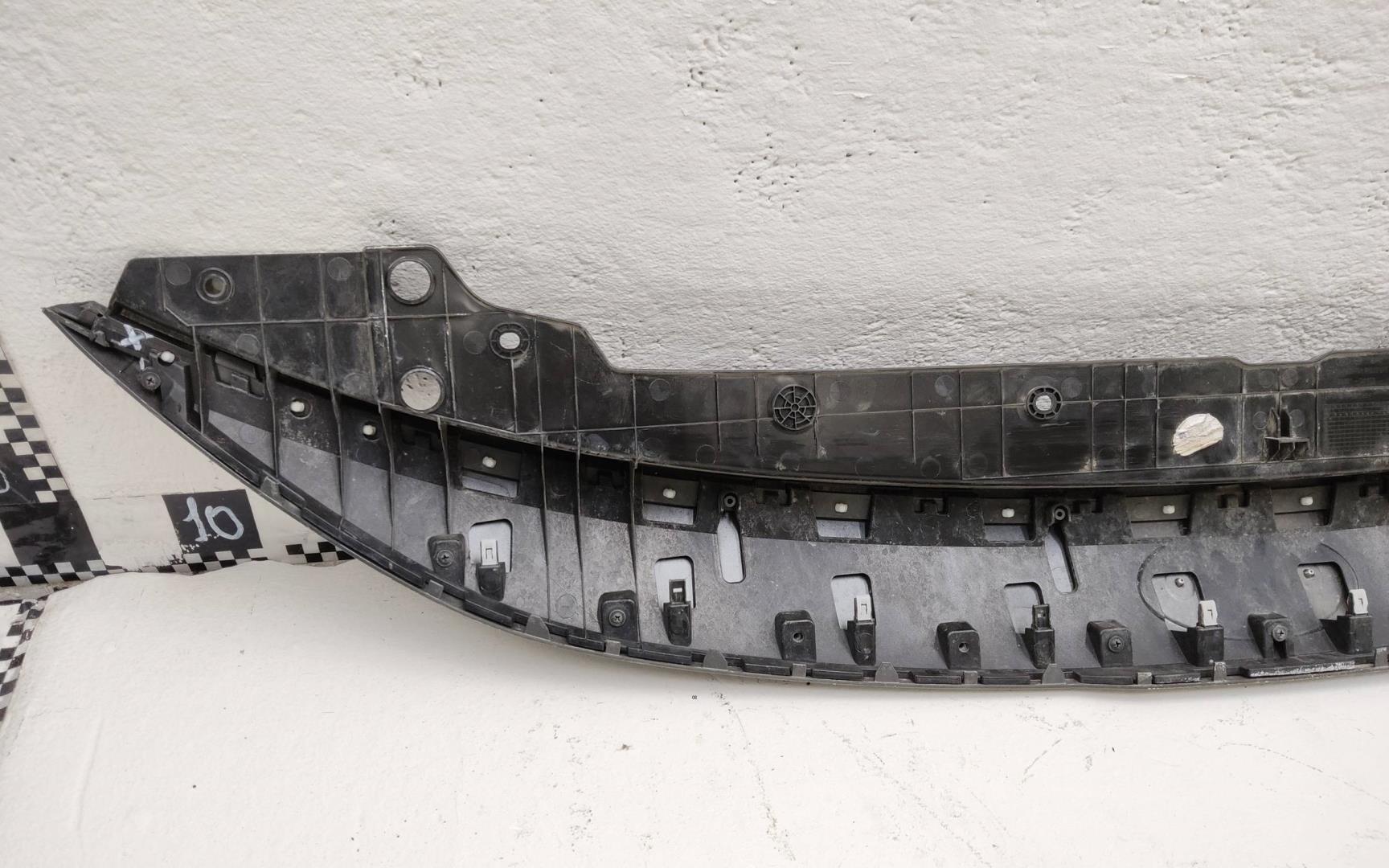 Кожух замка капота