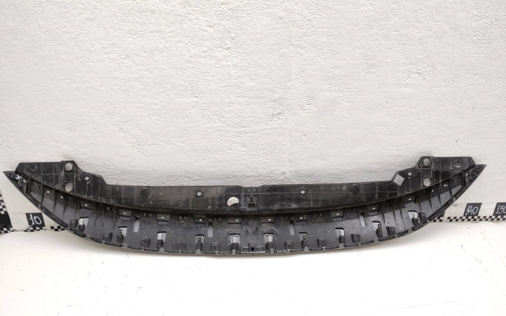 Кожух замка капота