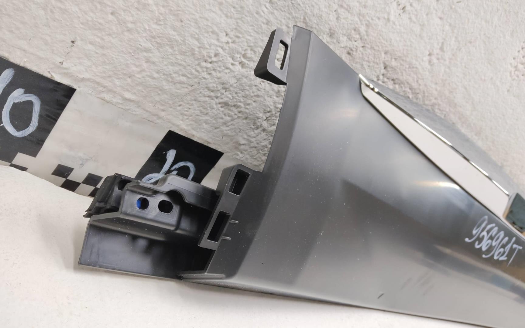 Накладка двери задней правой