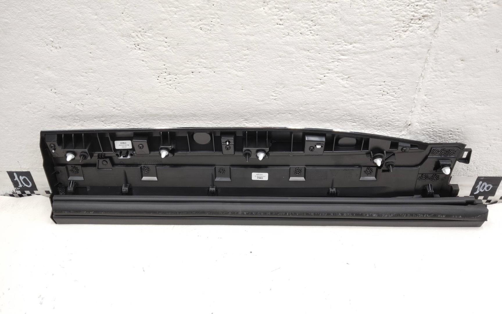 Накладка двери задней правой