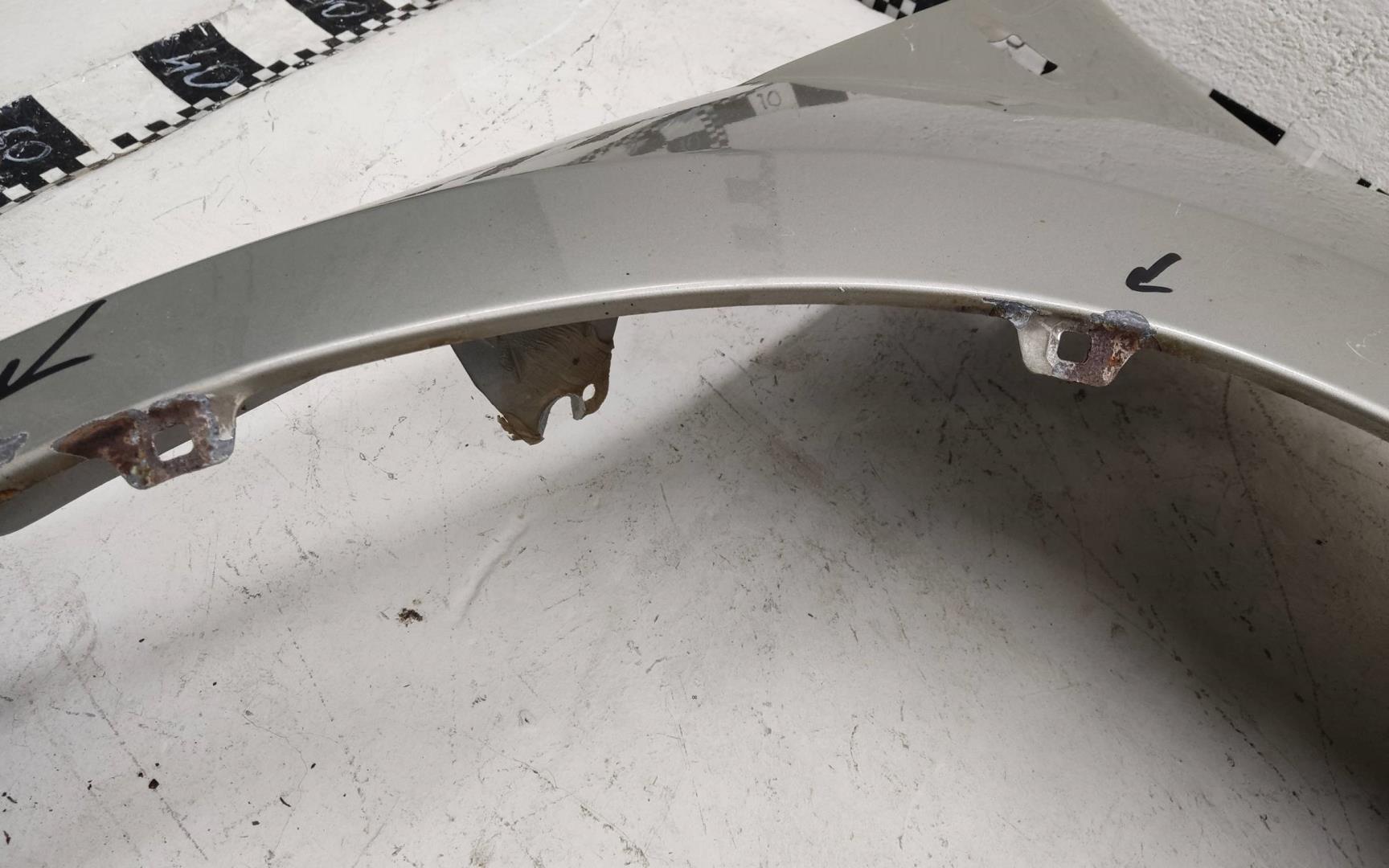 Крыло переднее правое