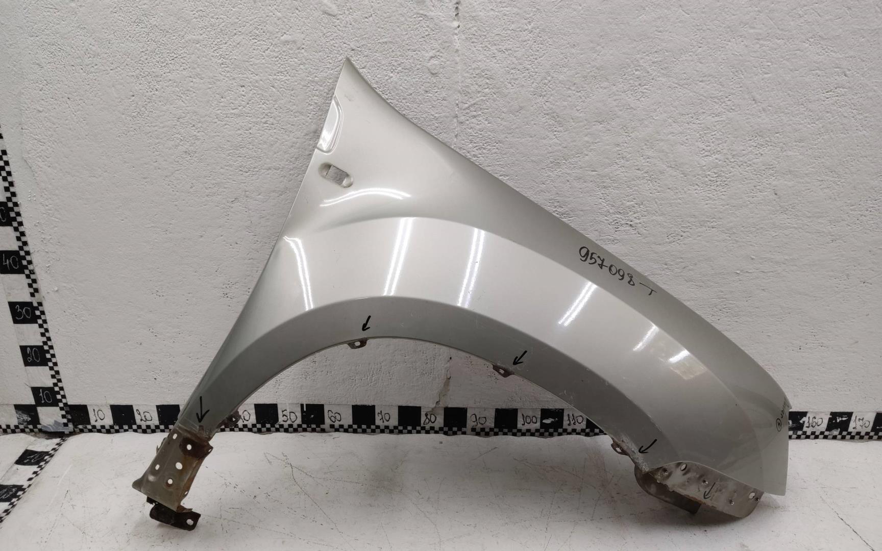 Крыло переднее правое