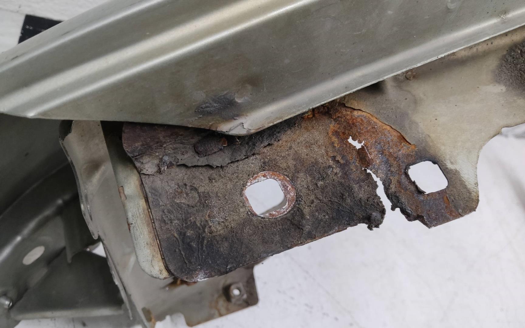 Крыло переднее правое