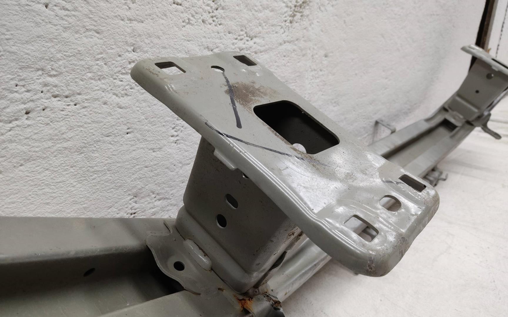 Усилитель переднего бампера