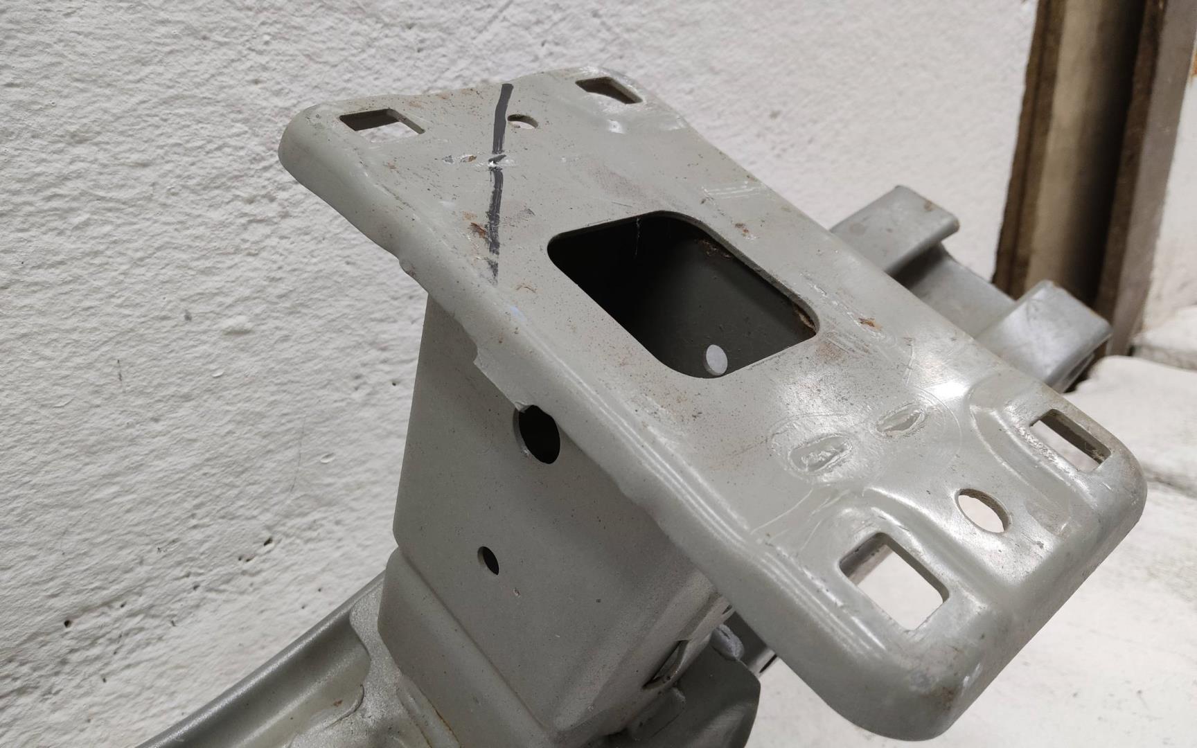 Усилитель переднего бампера