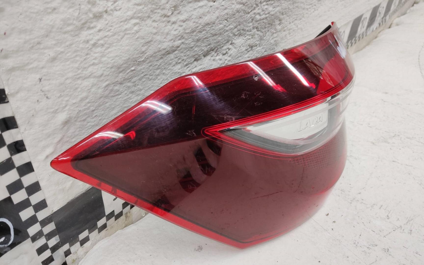 Фонарь задний наружный левый