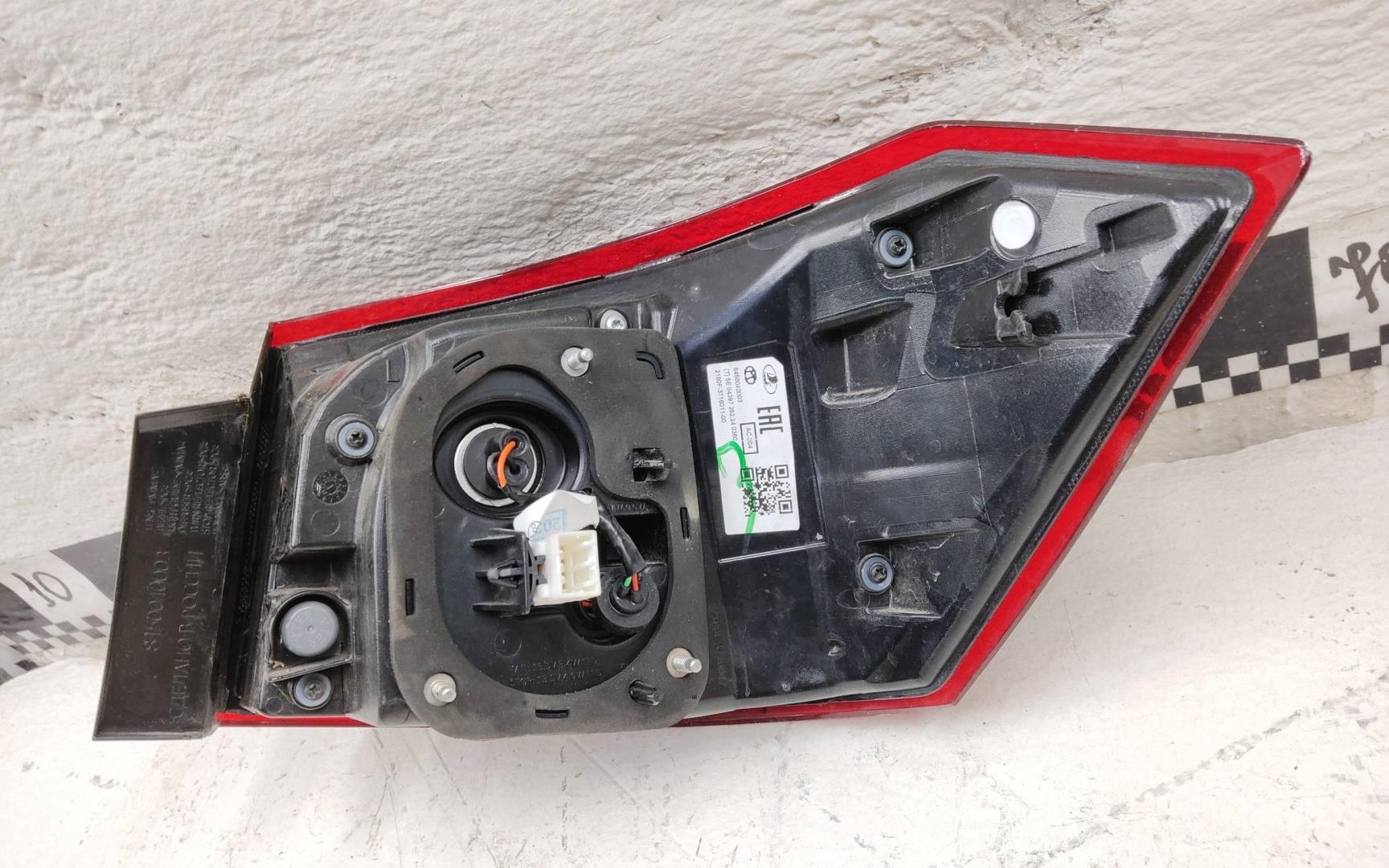 Фонарь задний наружный левый