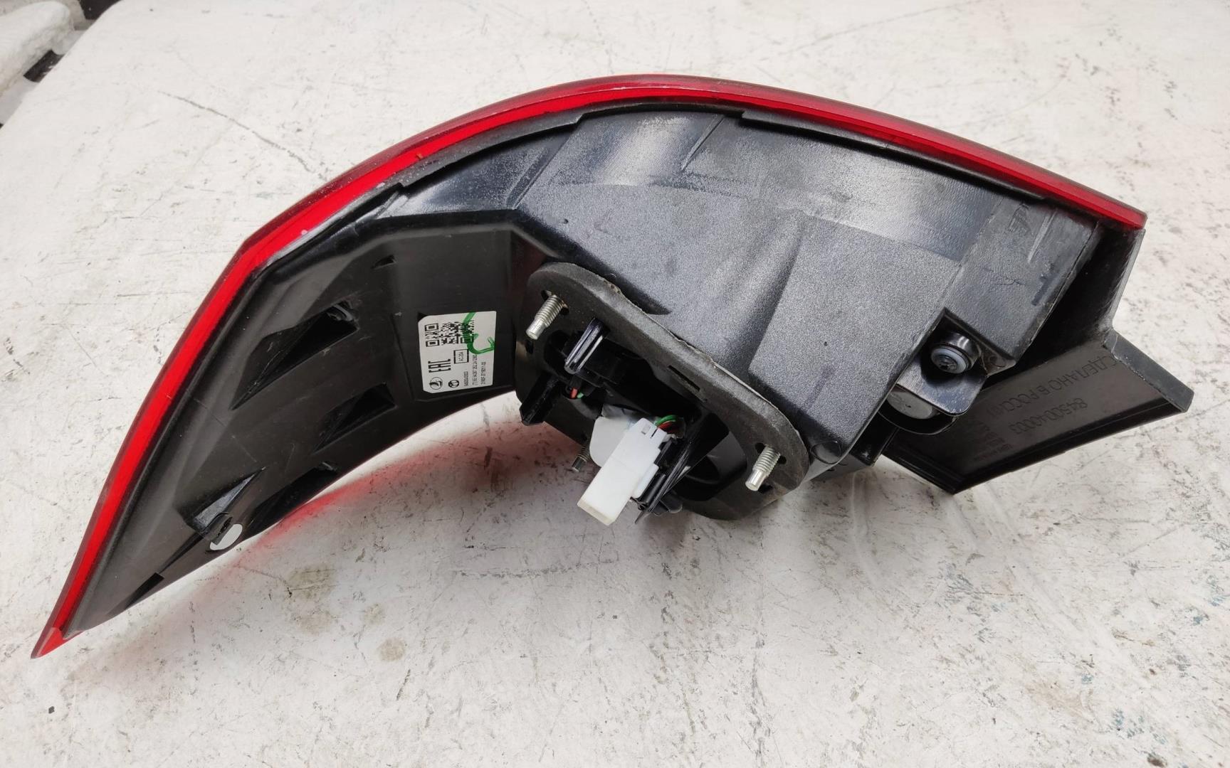 Фонарь задний наружный левый