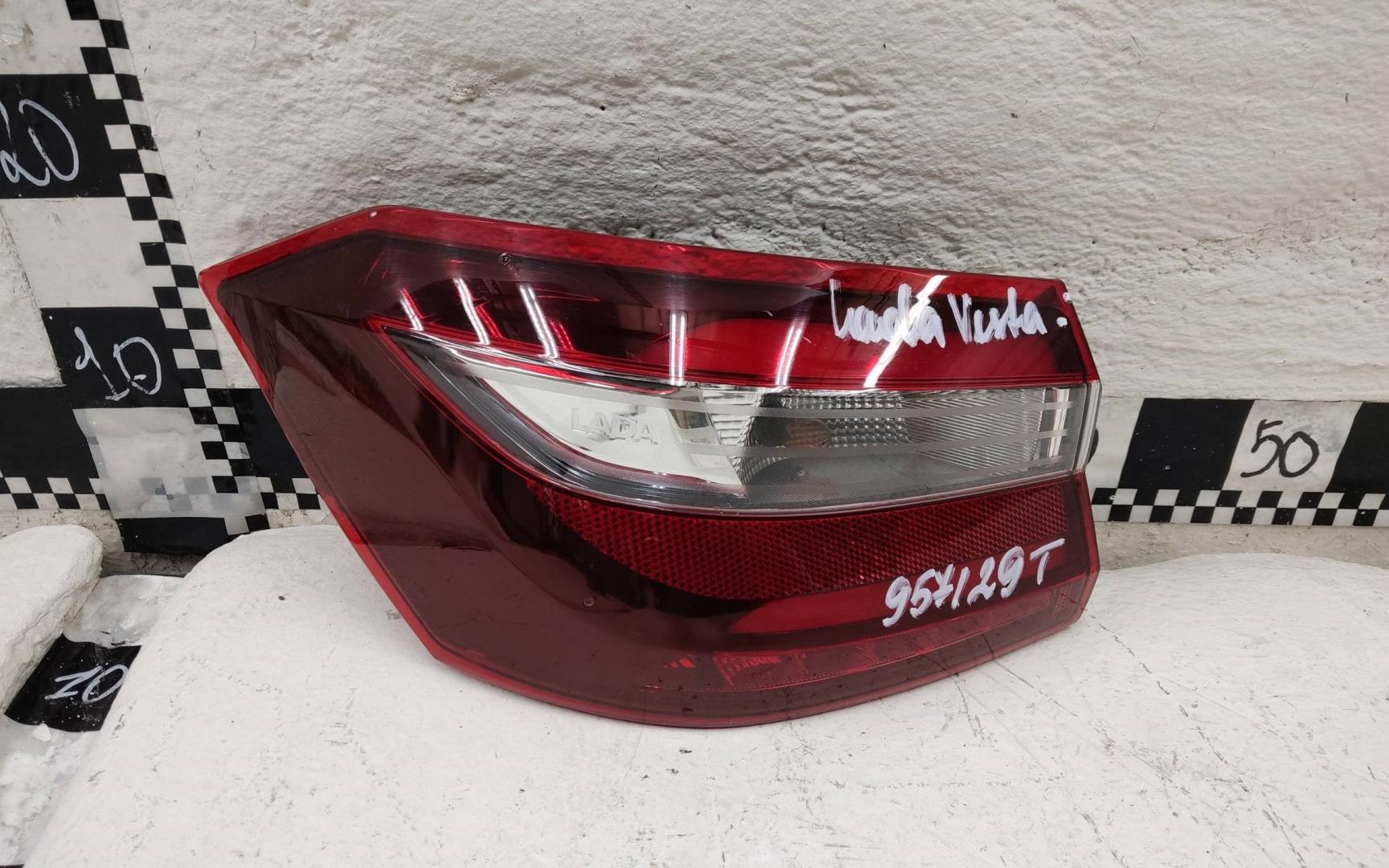 Фонарь задний наружный левый