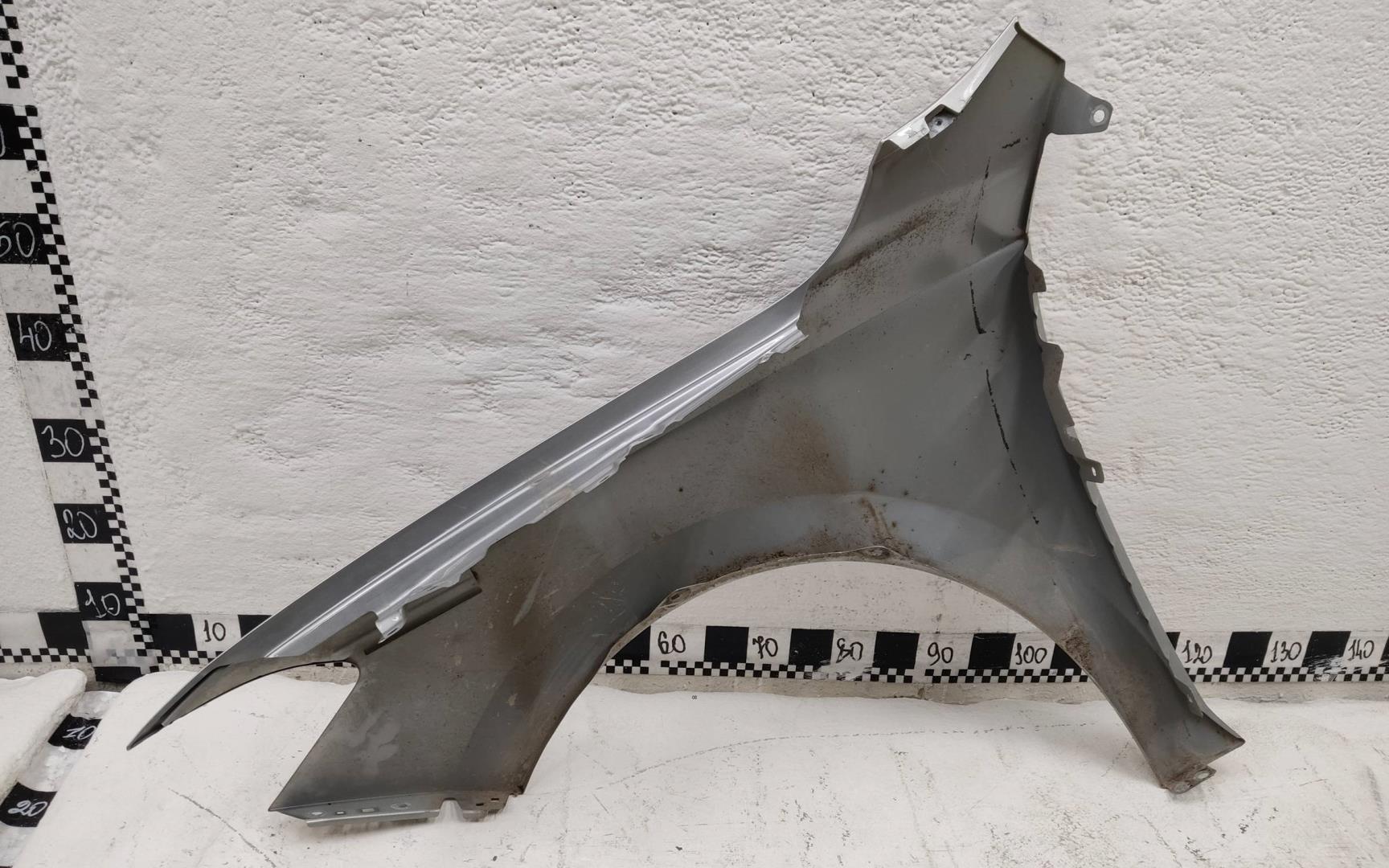 Крыло переднее правое