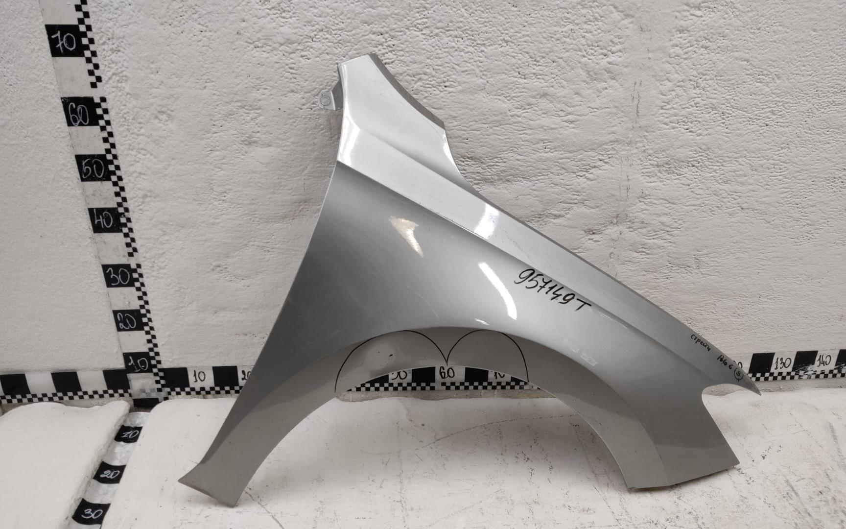 Крыло переднее правое