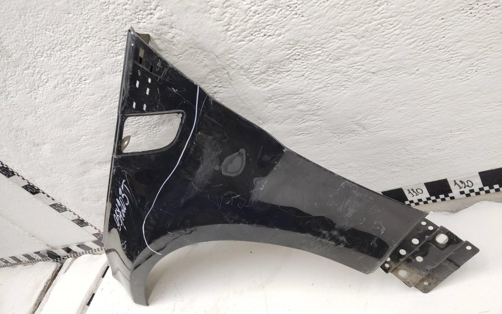 Крыло переднее левое