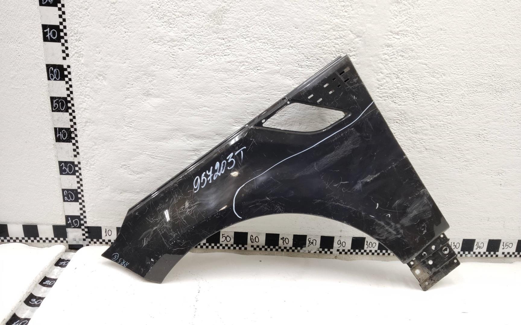 Крыло переднее левое