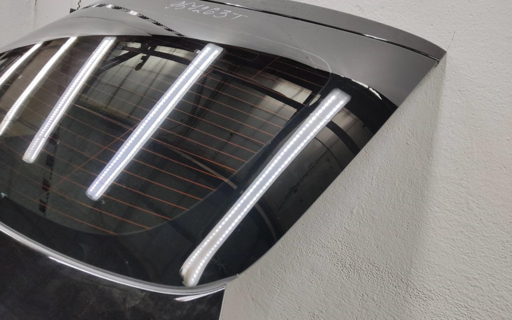 Стекло двери багажника