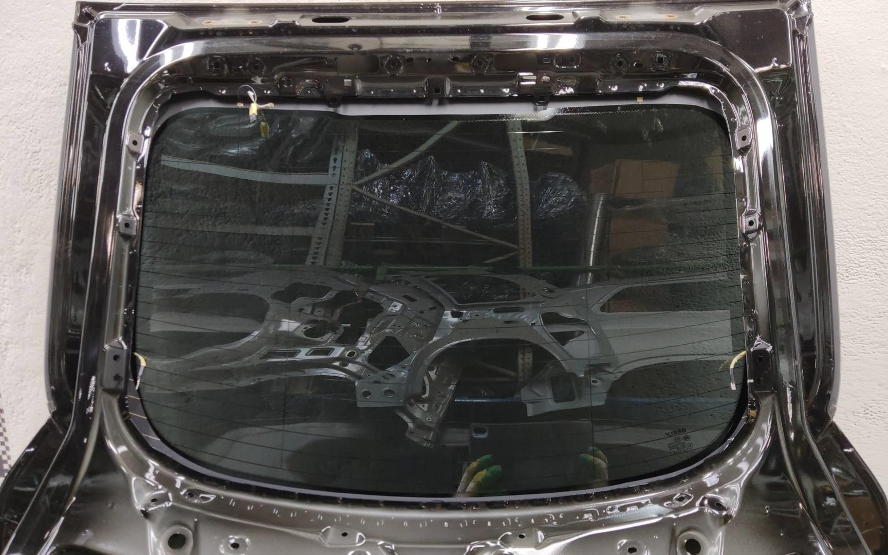 Стекло двери багажника