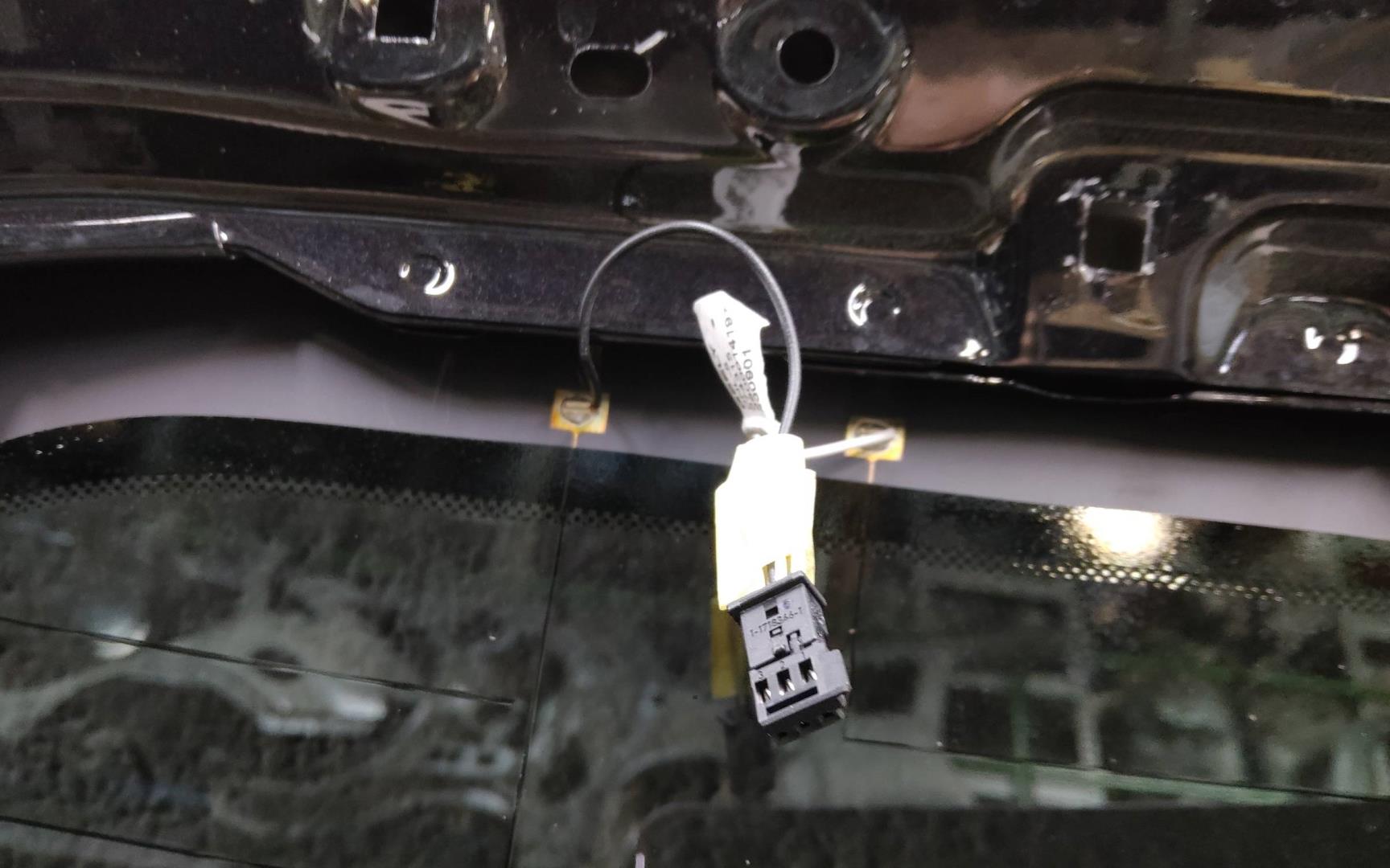 Стекло двери багажника