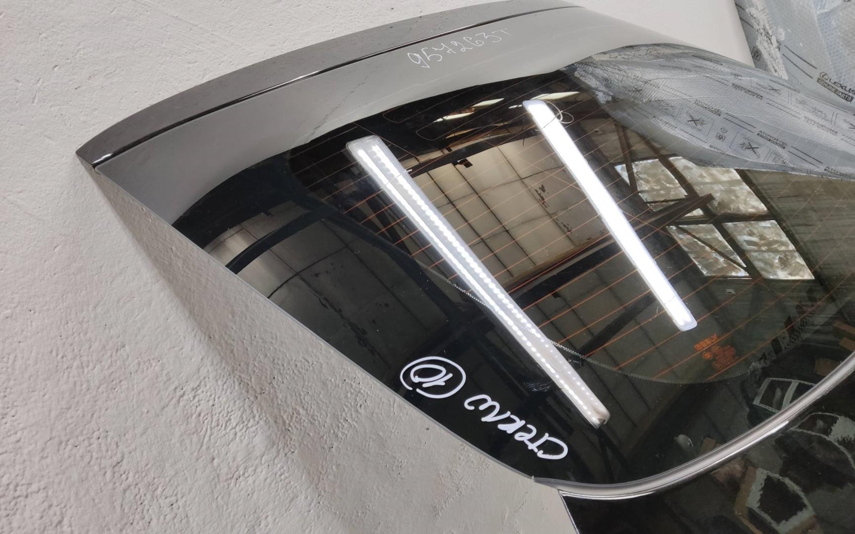 Стекло двери багажника