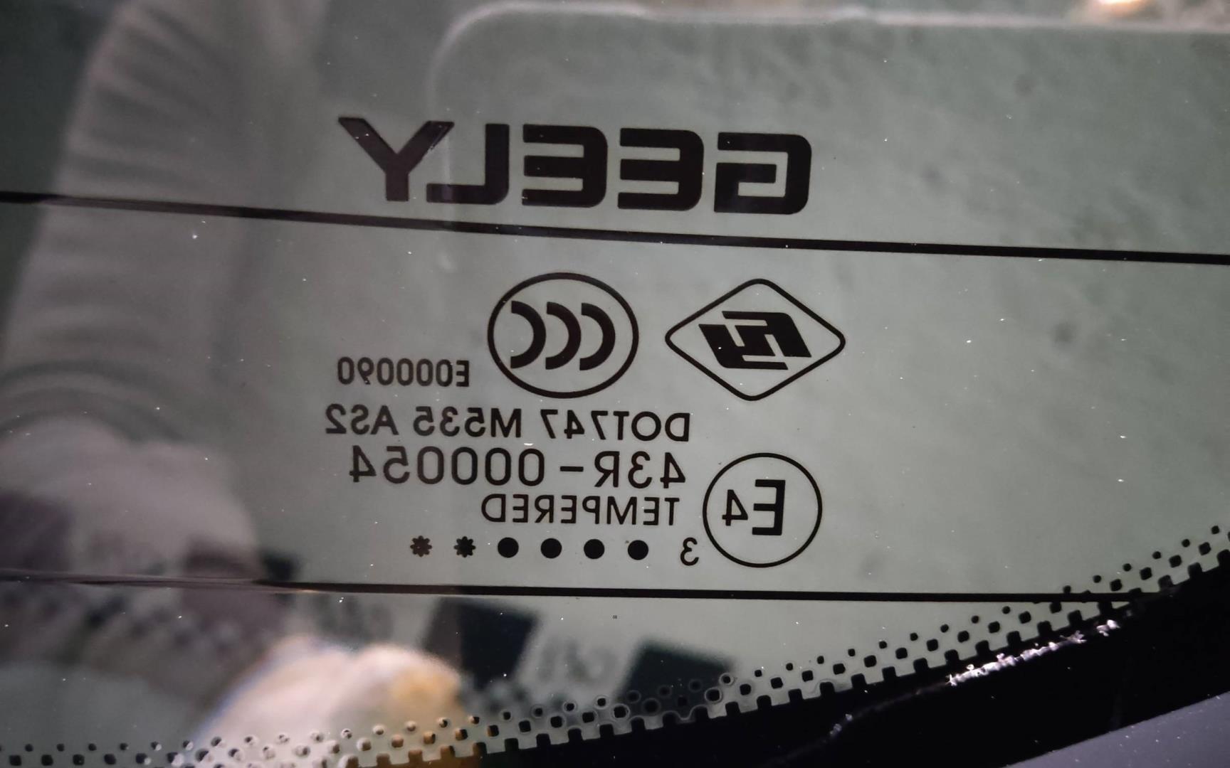 Стекло двери багажника