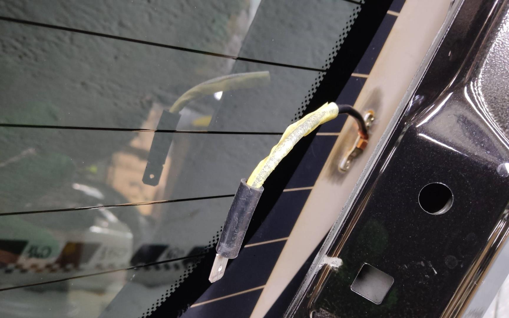 Стекло двери багажника