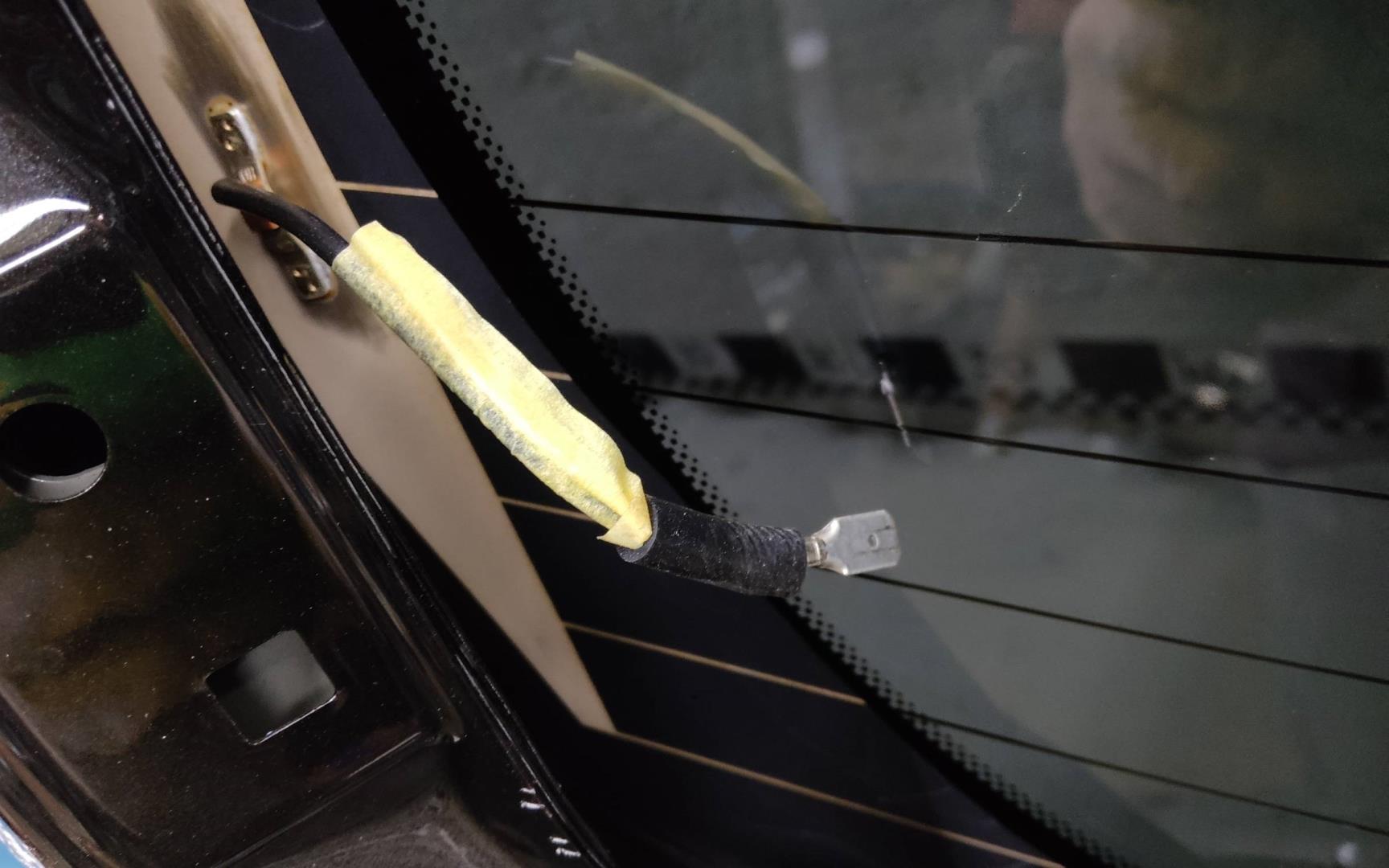 Стекло двери багажника