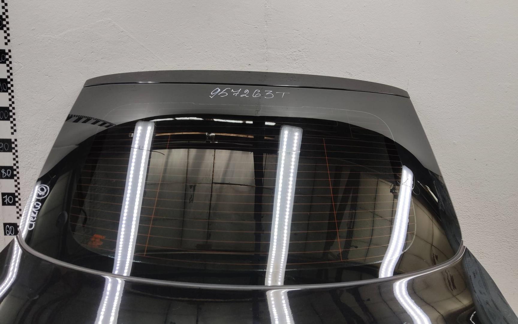 Стекло двери багажника