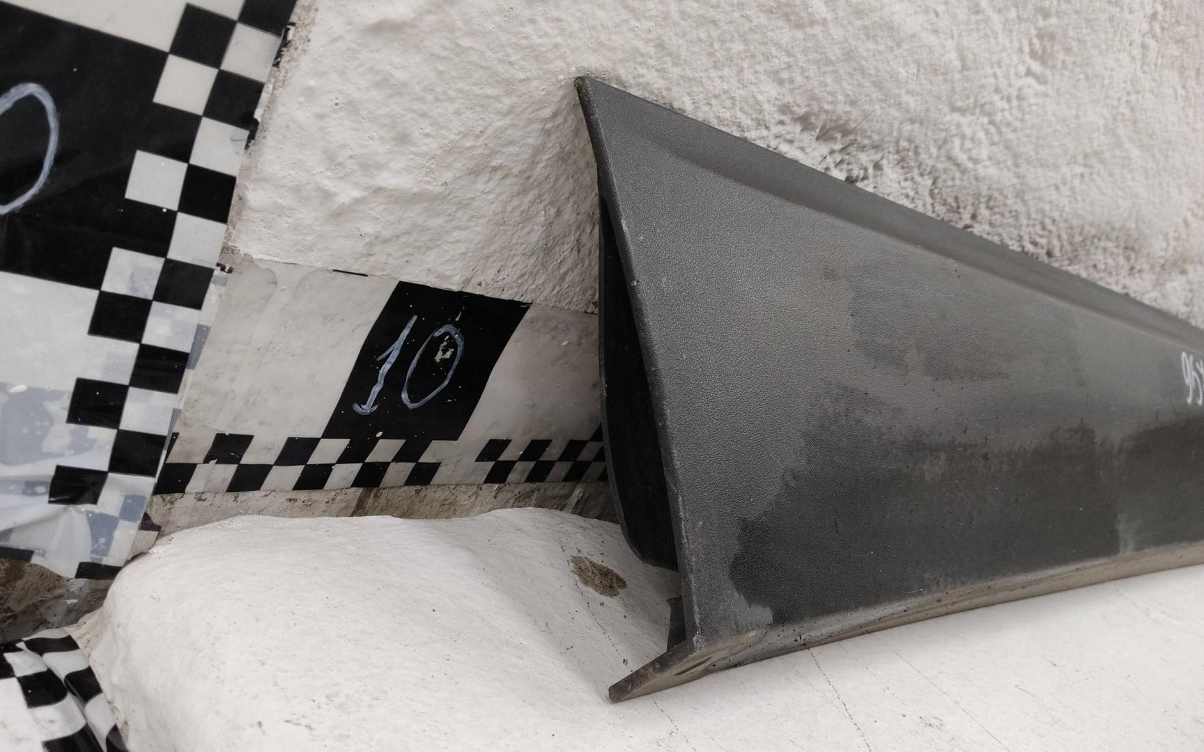 Накладка двери передней левой