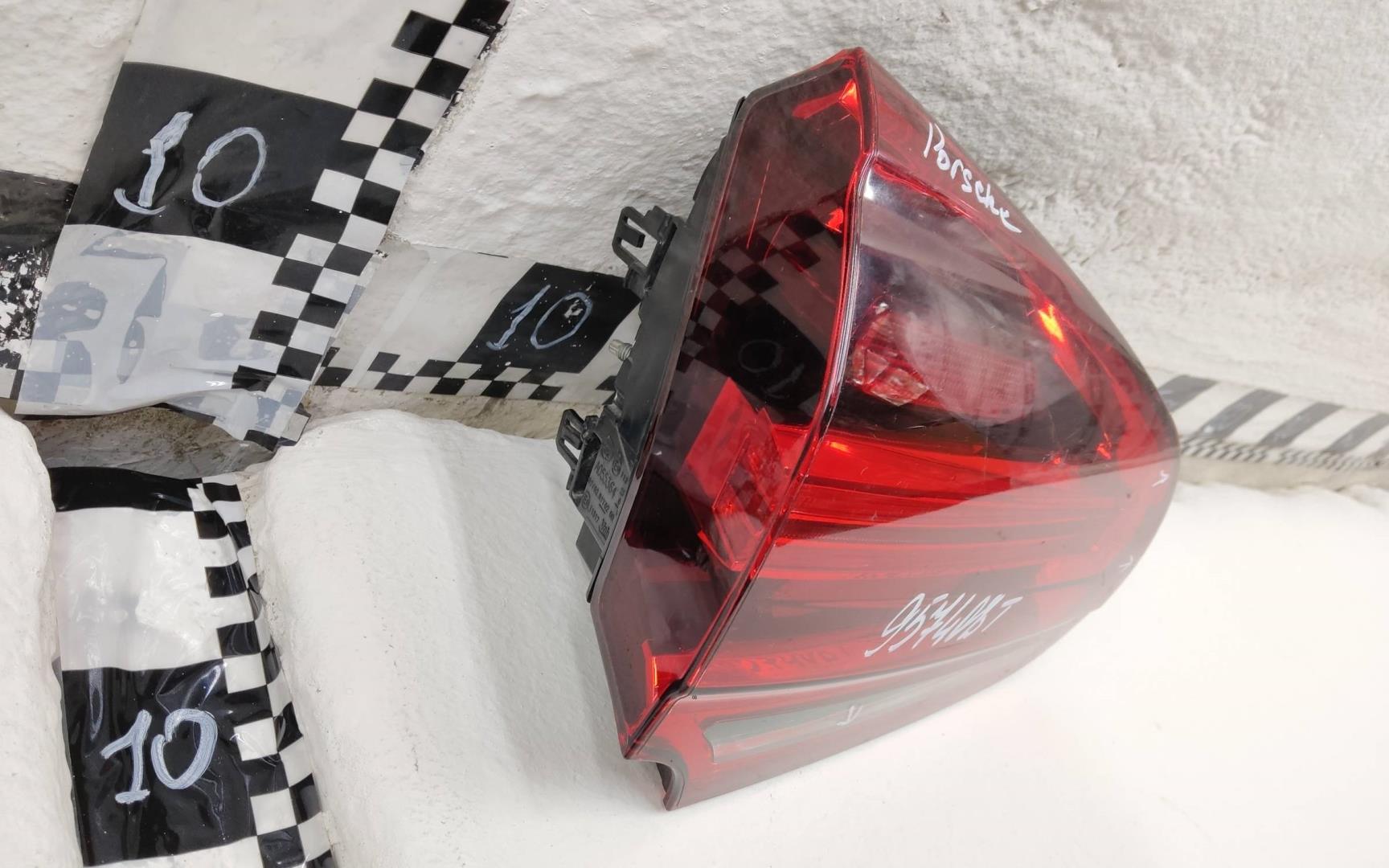 Фонарь задний внутренний левый