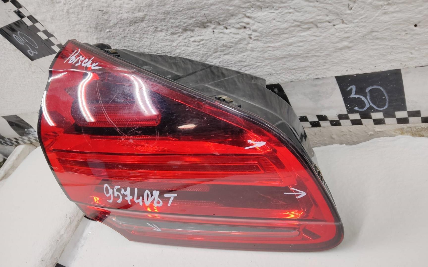 Фонарь задний внутренний левый