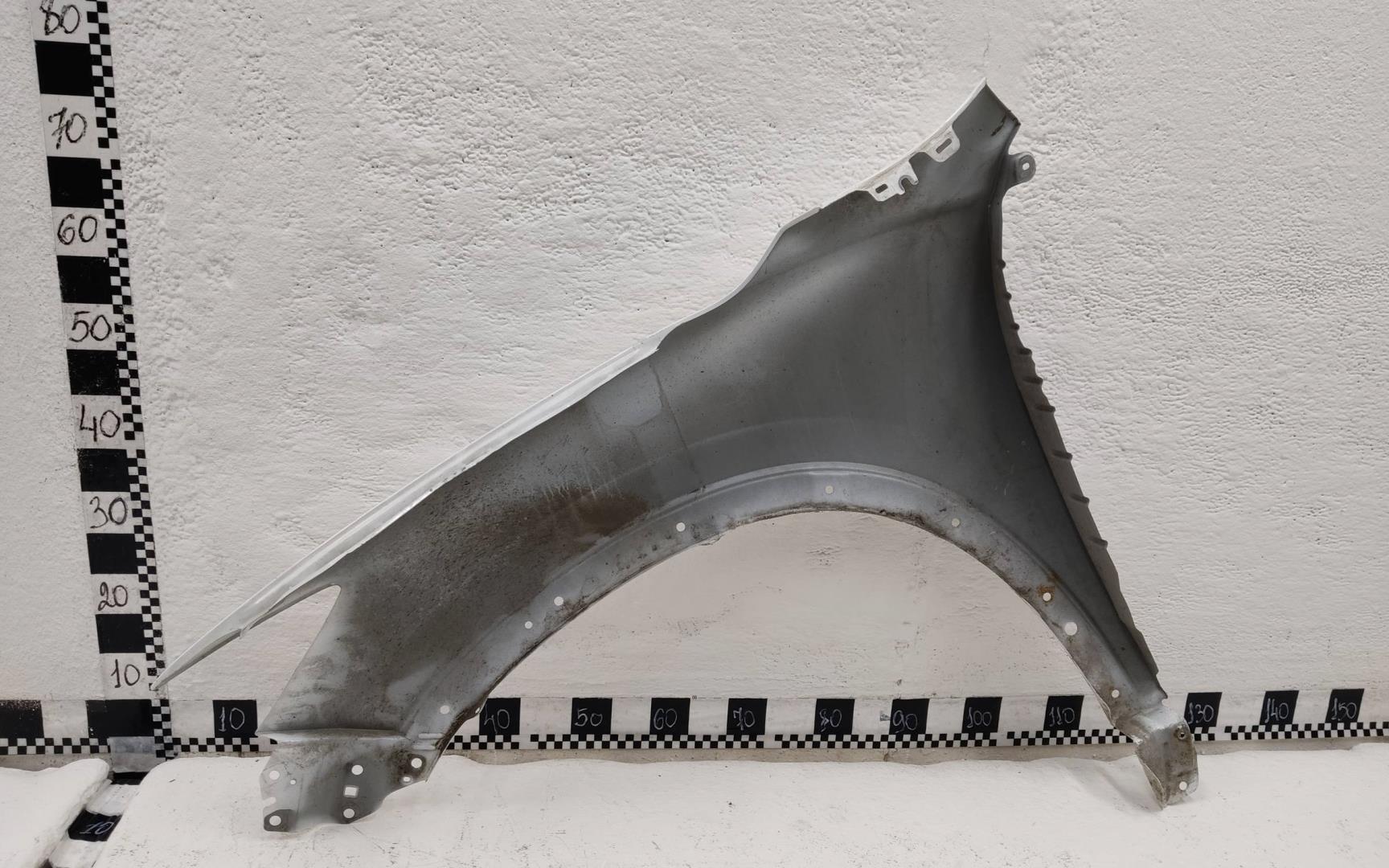 Крыло переднее правое